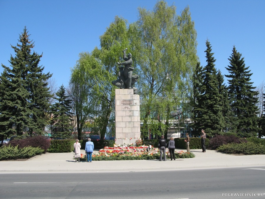 В Лиепае снесли памятник «Защитникам Лиепаи 1941 года»
